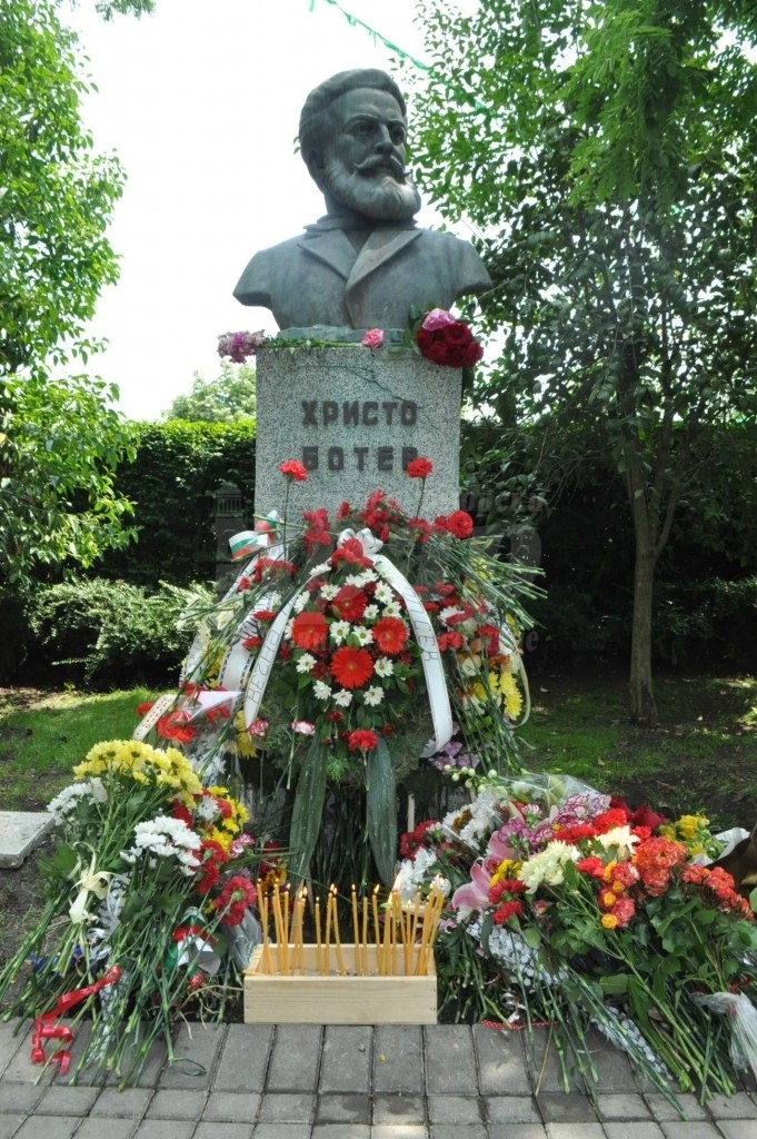 Почитаме саможертвата на Христо Ботев и загиналите за свободата на България