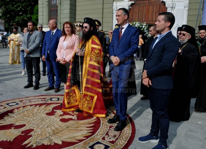 С рози, червен килим и шествие бе посрещнат новият Сливенски митрополит Арсений в Бургас/СНИМКИ/