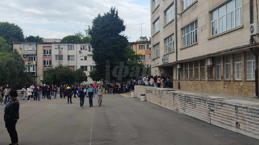 Математическата, Немската и Търговската имат отличници от двете матури