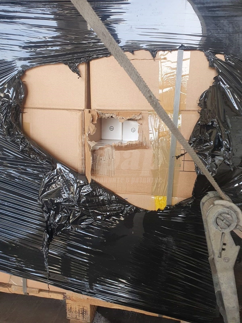 Контрабандни парфюми и цигари в камион, пътуващ за Украйна задържаха на Лесово