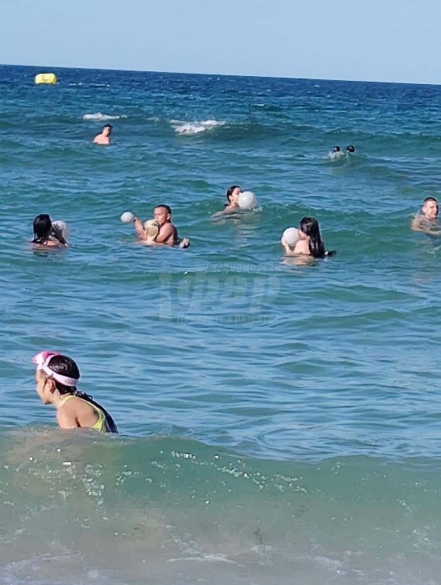 Нова „мода“ ! Деца се забавляват в морето, дишайки райски газ