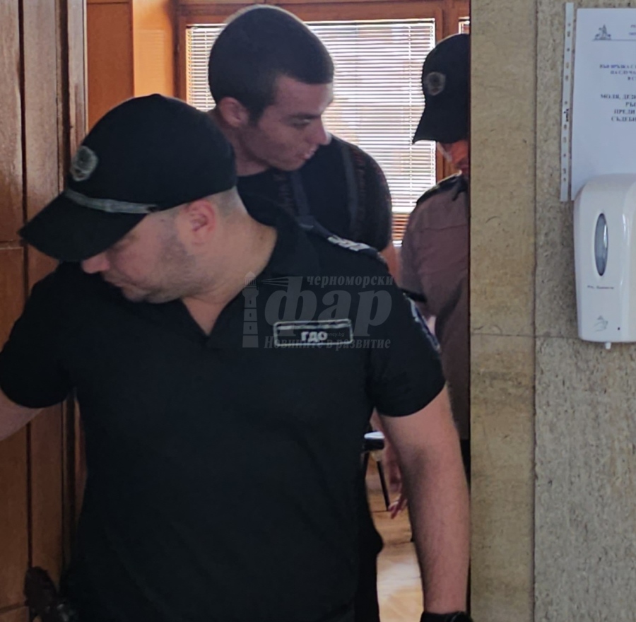 Обвиненият в побой полицай отива вкъщи