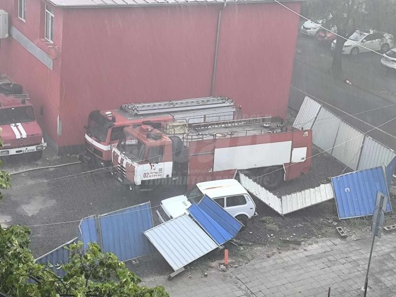 Извилата се буря събори  ограда на Пожарната в Бургас 