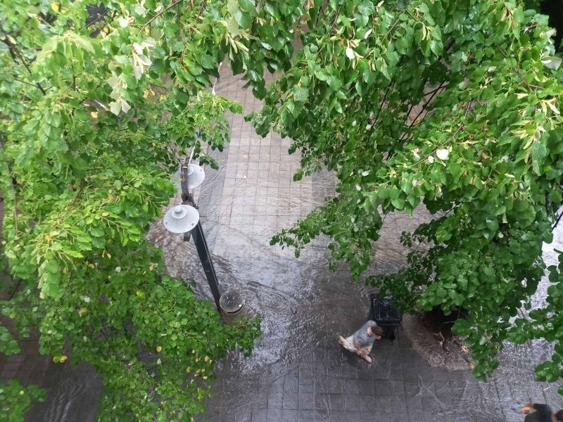 Дългочаканият дъжд превърна улиците в реки 