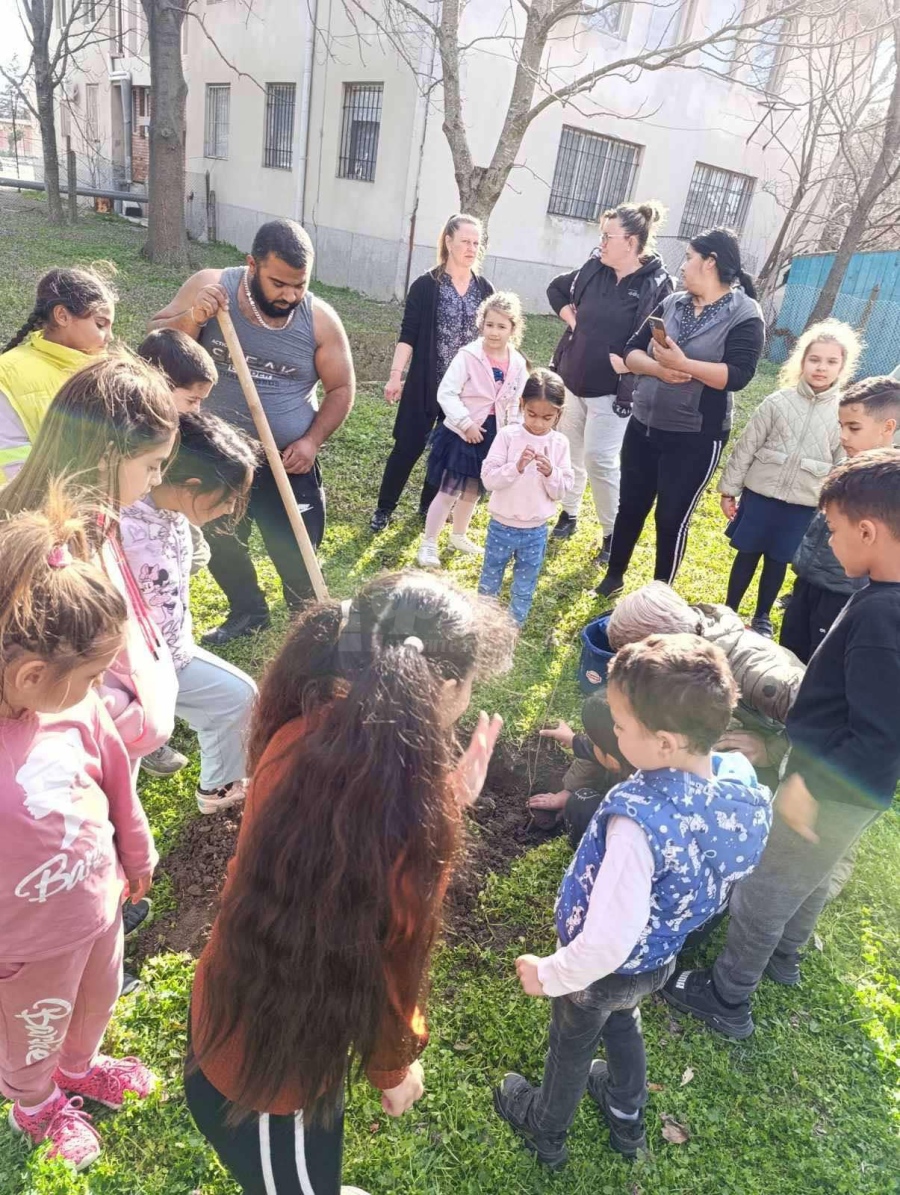 Ученици засадиха растения в Община Несебър