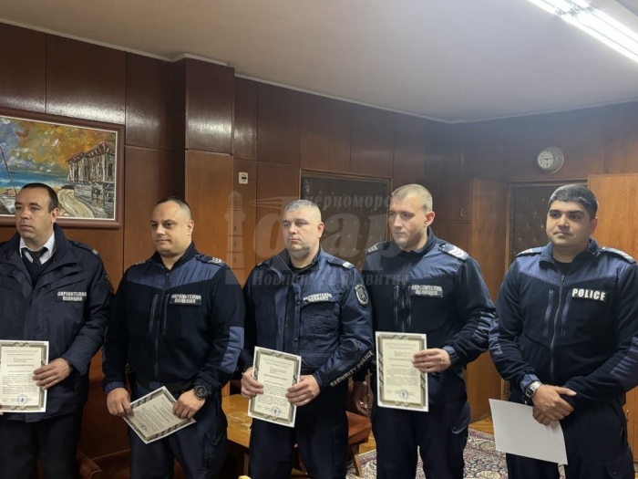 Наградиха полицаите, оказали помощ на скочилия от моста и на семейството от рухналата сграда 
