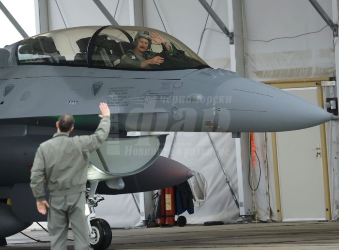 Първият многоцелеви изтребител F-16 Block 70 кацна на Граф Игнатиево