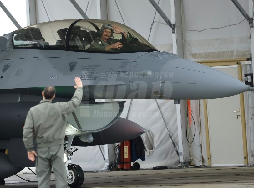Първият многоцелеви изтребител F-16 Block 70 кацна на Граф Игнатиево