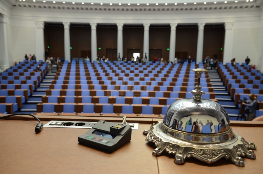 Парламентът ще изслуша двама министри заради състоянието на пътищата