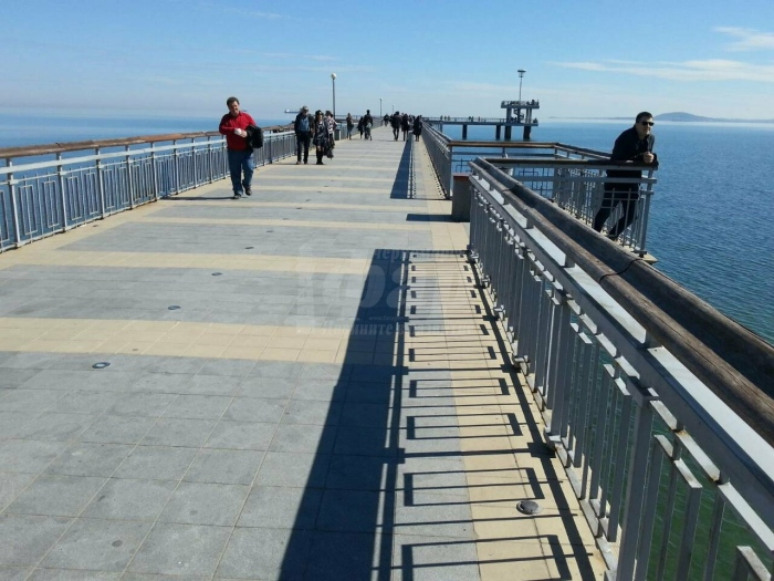 На празника: Слънчево и ветровито по морето