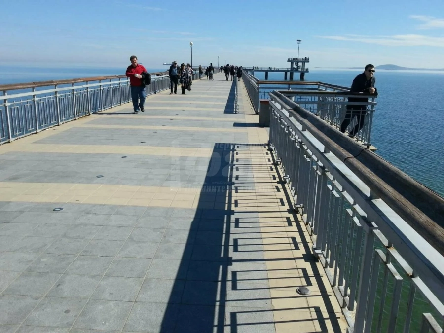 На празника: Слънчево и ветровито по морето