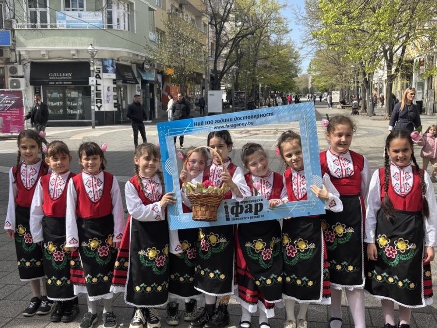 Скъпи гости в „Черноморски фар“! Малки лазарки огласиха центъра на Бургас с песни и танци