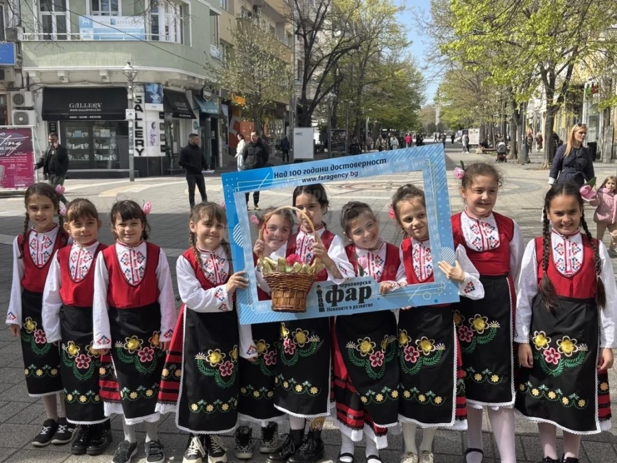 Скъпи гости в „Черноморски фар“! Малки лазарки огласиха центъра на Бургас с песни и танци