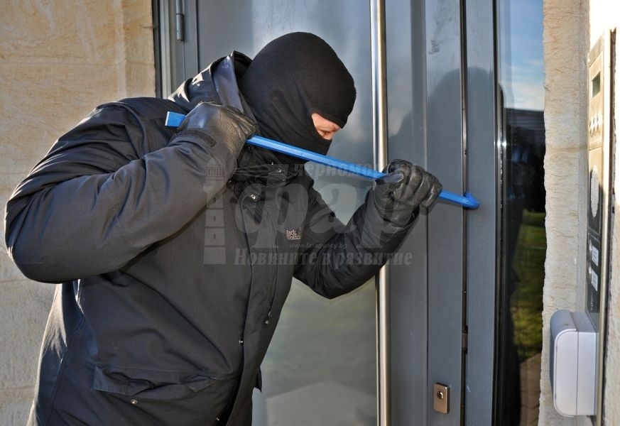 Арестуваха двама братя от Карнобат, нахлули в чужда къща 