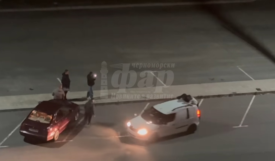 Ново безумие: Младежи върху покрива на кола в движение