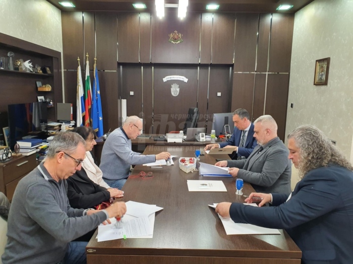 Кметът и учителските синдикати подписаха новия колективен трудов договор 