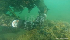 Винкели, гуми и стъклени бутилки извадиха водолази от морското дъно в Бургас
