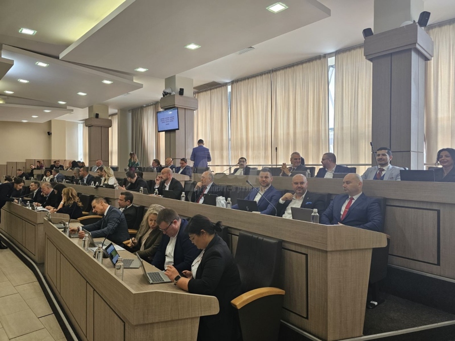 Радонът – арена за час и половина политически престрелки в местния парламент
