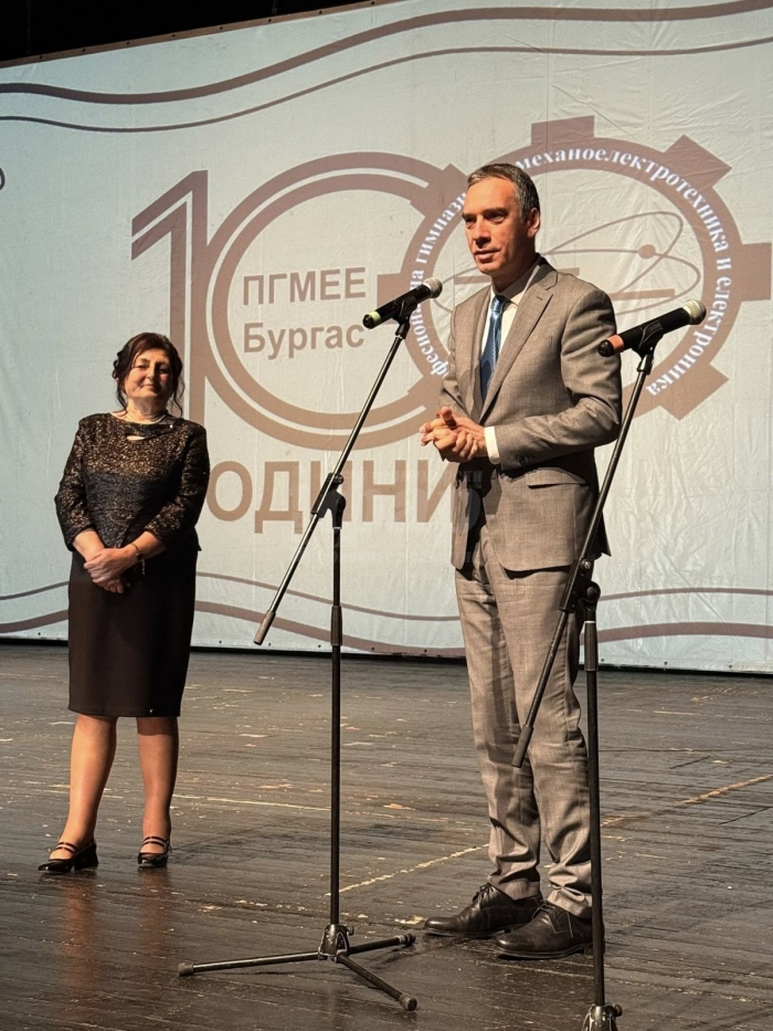 Кметът Димитър Николов с поздрав за 100 години  Механотехникум