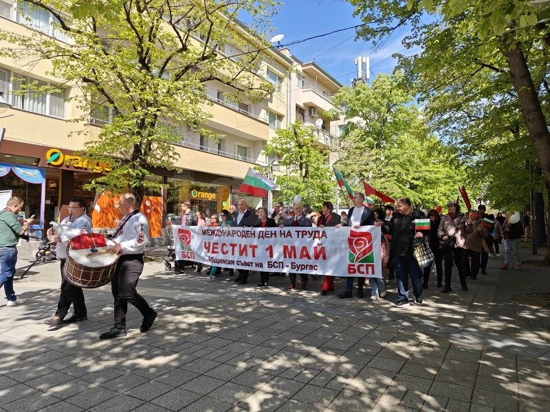 С шествие, развети знамена и знакови имена  БСП -Бургас отбеляза 1 май 