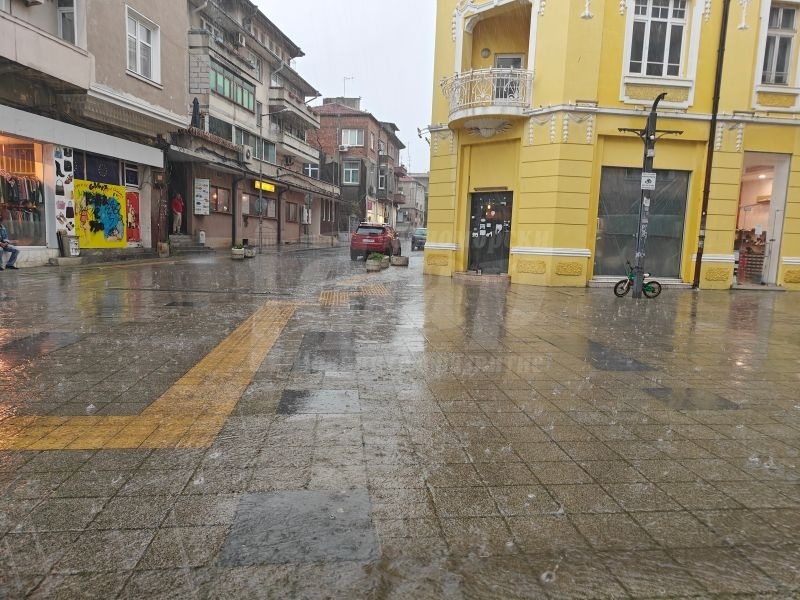 Времето остава лошо: Отново жълт код за валежи в части на страната в четвъртък 