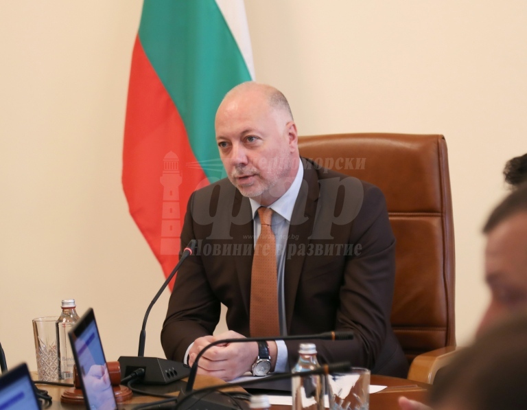 Президентът да преосмисли намеренията си за референдума, призова Росен Желязков
