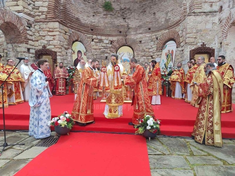  За първи път от 600 години! Четирима митрополити отслужиха литургия в църквата Света София в Несебър 