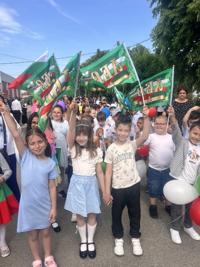 СУ „Христо Ботев“ – гр. Камено поведе празничното шествие за 24 май по случай своя 150-годишен юбилей
