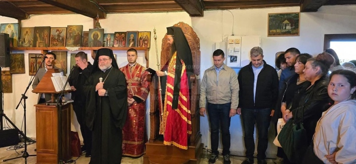 Сливенският митрополит Арсений подари Стословник на стария храм в Ахтопол 