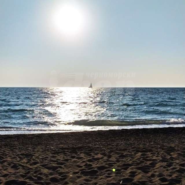 Времето по морето: Топло с възможност за краткотрайни валежи