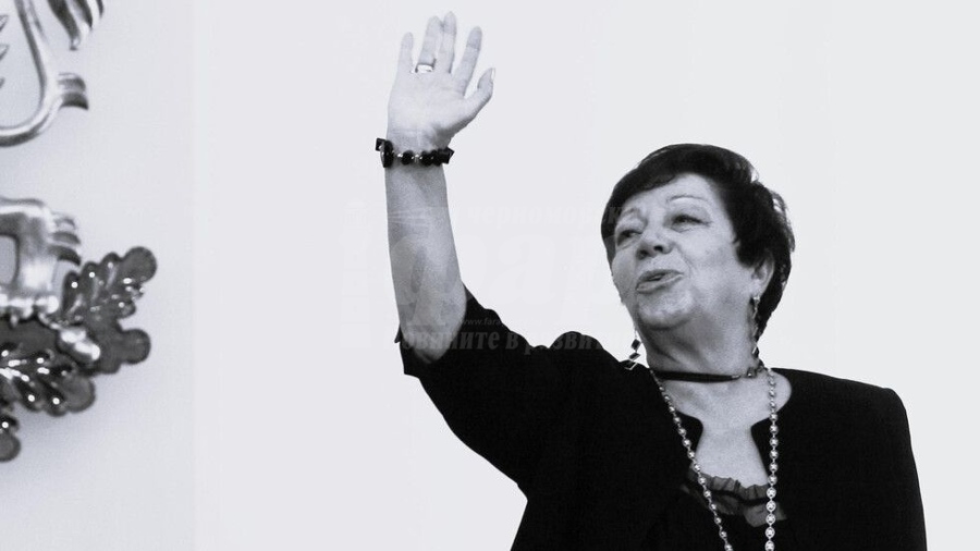 Почина писателката Божана Апостолова 