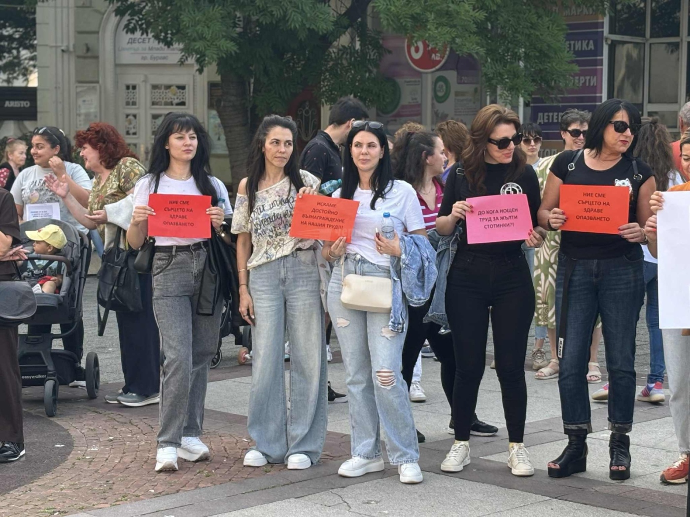 Медицинските специалисти в Бургас се вдигнаха на протест