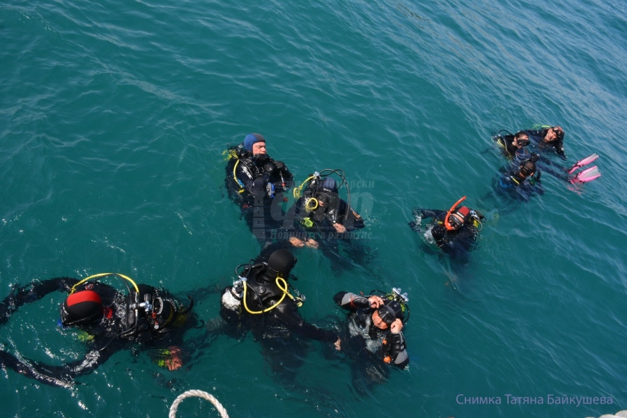 Водолази почистиха морето край остров Света Анастасия