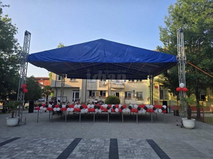 Китен вече разполага с модерна сцена, предстои изграждане и на велоалеи 