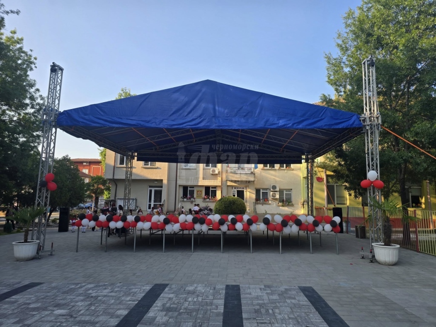 Китен вече разполага с модерна сцена, предстои изграждане и на велоалеи 