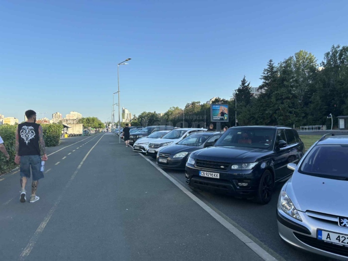 Бус лентите се превърнаха в паркинг заради волейболната треска вчера