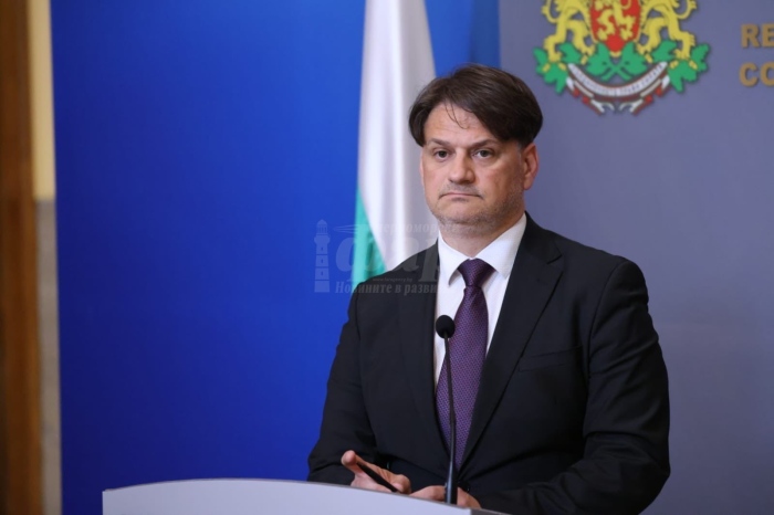 Министър Бачев: Мога само да съжалявам за уволнения на прекрасни и любими на публиката актьори