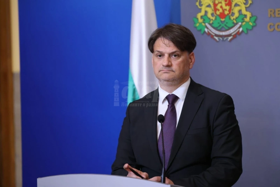 Министър Бачев: Мога само да съжалявам за уволнения на прекрасни и любими на публиката актьори