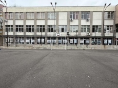 Учители от Музикалното искат служебни паркоместа
