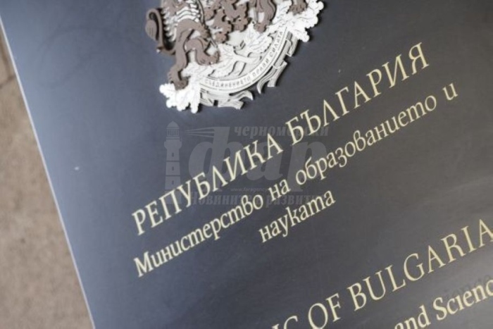Забраняват телефоните в училищата, да се използват само при спешни случаи