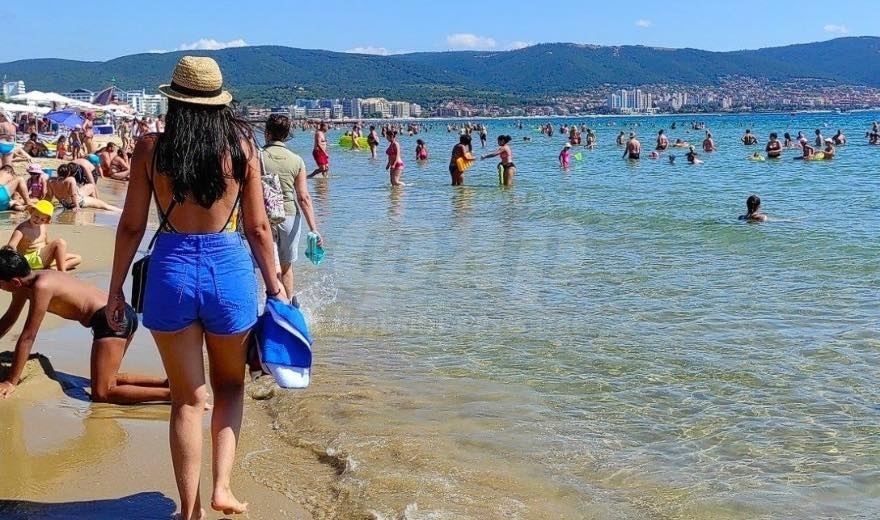 Полицаи от Несебър откриха изгубено 4-годишно дете на плажа в Слънчев бряг