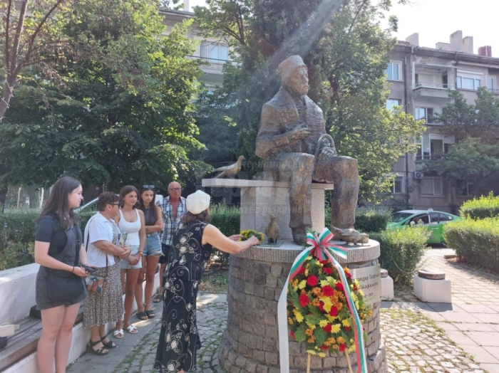 Признателни граждани положиха цветя пред паметника на Коджакафалията 