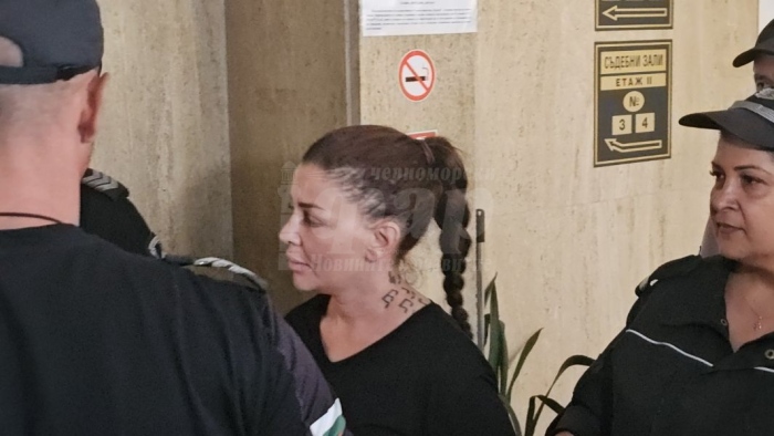   Гледат делото на певицата Дебора в Бургас при закрити врати 