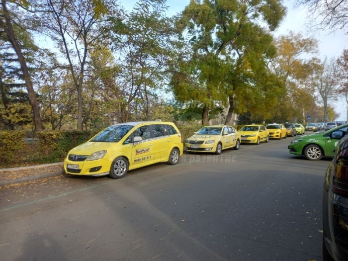 Без нови апарати в такситата заради еврото, засега 