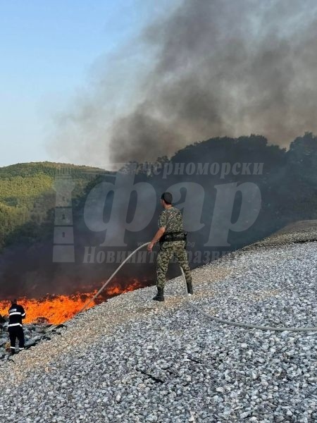  Горят сметище и сухи треви край Малко Търново
