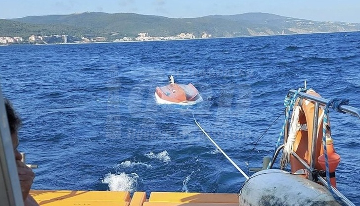 Спасиха бедстващи хора в лодка край Несебър 