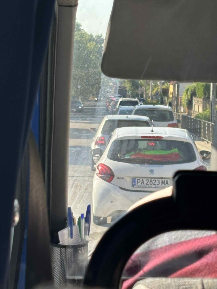 Задръстване на входа на кв. Ветрен затрудни движението към Бургас