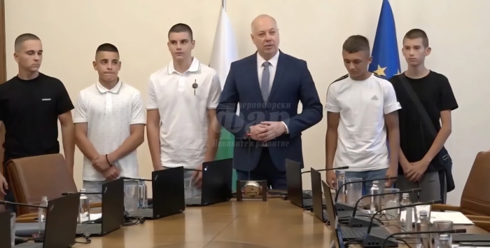В МС аплодираха младежи, помагали на огнеборци и доброволци в битката с пожарите у нас