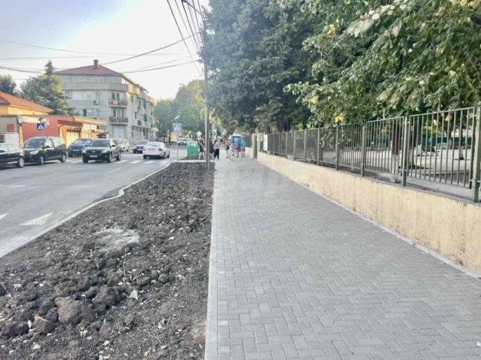 Ремонтът на главната улица в „Сарафово“ продължава през септември