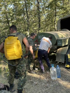 И днес военни помагат с пожара в Сунгурларско